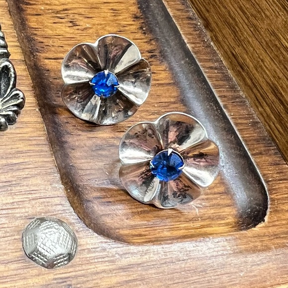 Vintage Silver Flower Shaped Earrings | Screw Back - Picture 10 of 13